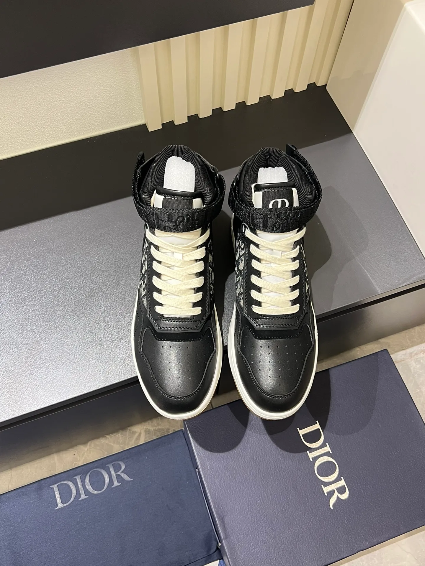 Men's shoes 💰p460 "Dio*" mid-top B27 casual sneakers. This B27 high-top sneaker is a new product in the series and continues Di*r's classic style. Crafted from gray and white smooth calf leather with beige and black Oblique print panels on the sides. The "CD Icon" shaped shoelace eyelets are clever and delicate, and the two-color rubber sole, rear collar and heel are all equipped with the brand's iconic details to enhance the style. Oblique printed straps at the ankle allow for an adjustable fit to complement the overall design. Fashionable and versatile, it can complement any look. Create an exquisite design with unique dynamic vitality and modern atmosphere, presented in low-top and high-top styles. This new must-have shoe adds a new dimension to Dior's archive heritage, embodying modern elegance. Purchase the original version and make it 1:1. If you need top quality, please come to me! Male 38-44!